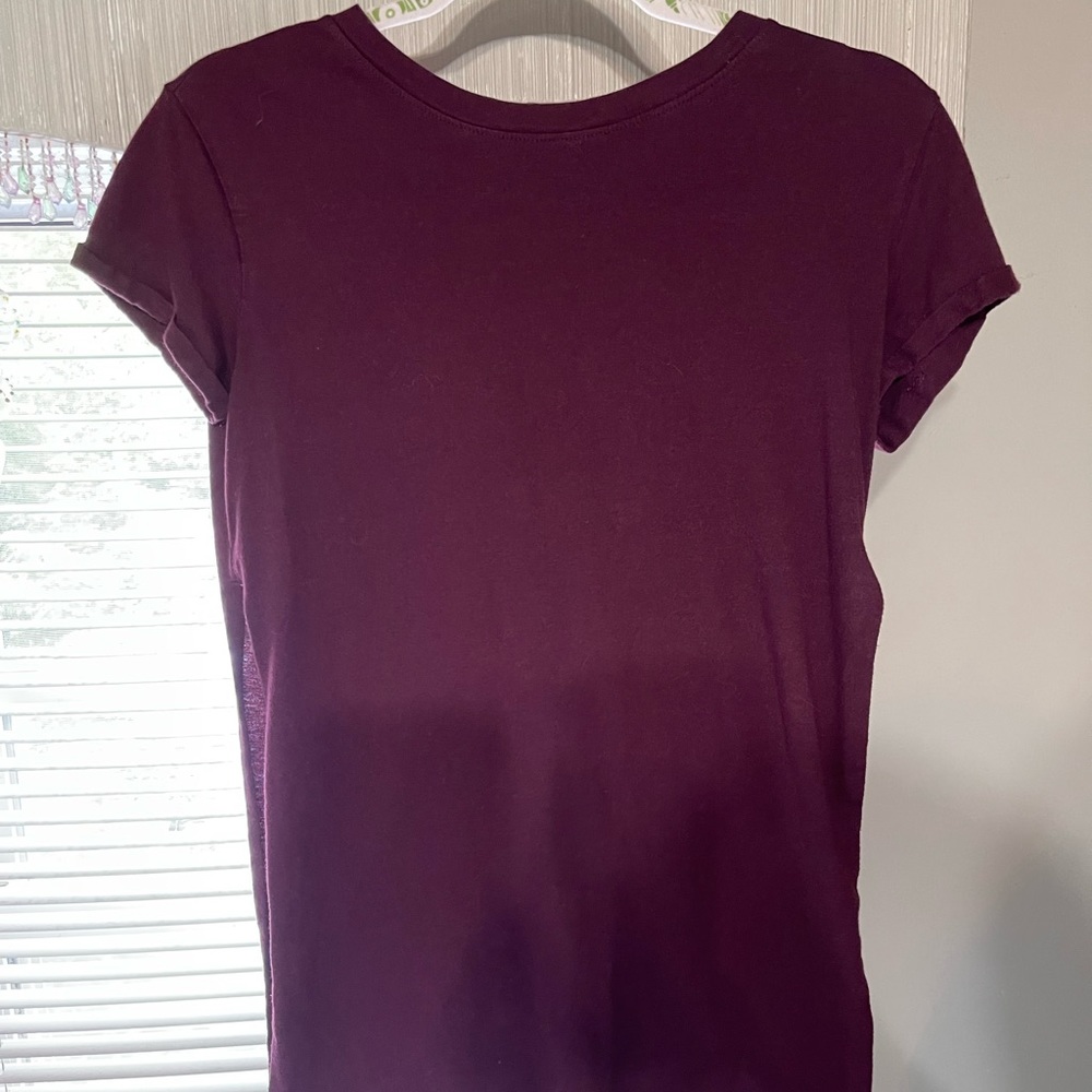 maroon short sleeve t-shirt